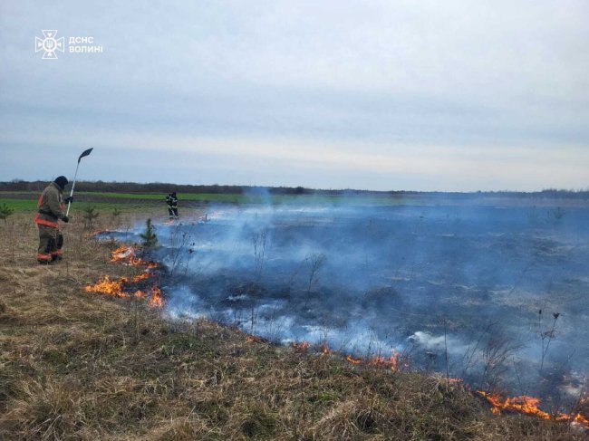 Вогонь не відступає: на Волині через спалювання сміття згоріла господарська споруда з сіном та дровами