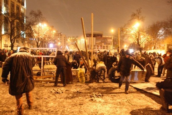 Київ у вогні: штурм на Грушевського триває