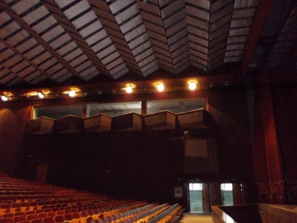 Грибок, корозія і дірявий дах: яким продали кінотеатр «Промінь». ФОТО