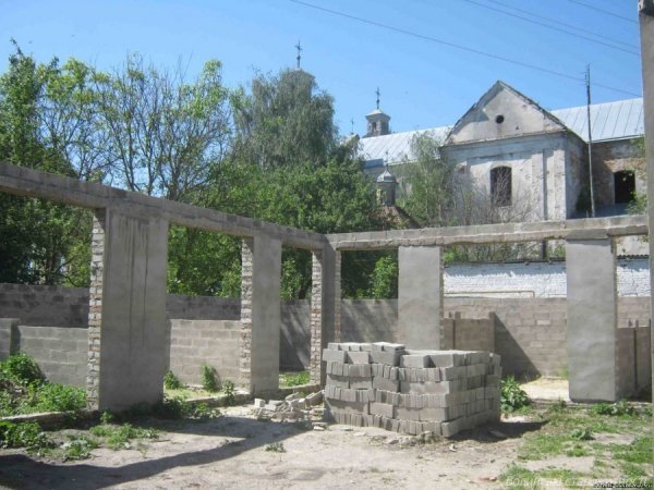 Забудова на фоні Свято-Троїцького костелу