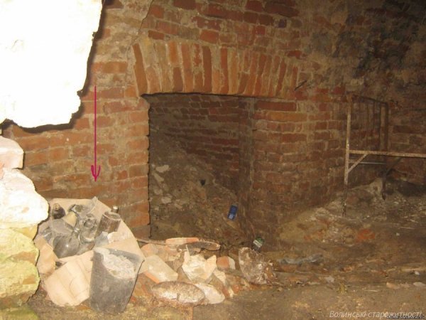 Незаконні розкопки галереї костелу. Складування археологічного матеріалу. Так працюють сучасні «чорні» копачі «в законі«»