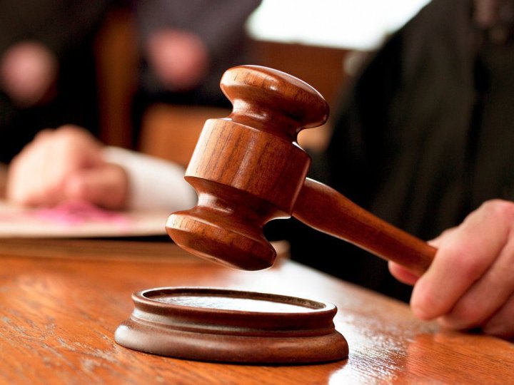 На 7 років увʼязнили мешканку Луцька, яка підробила документи для виїзду за кордон 142 чоловікам призовного віку