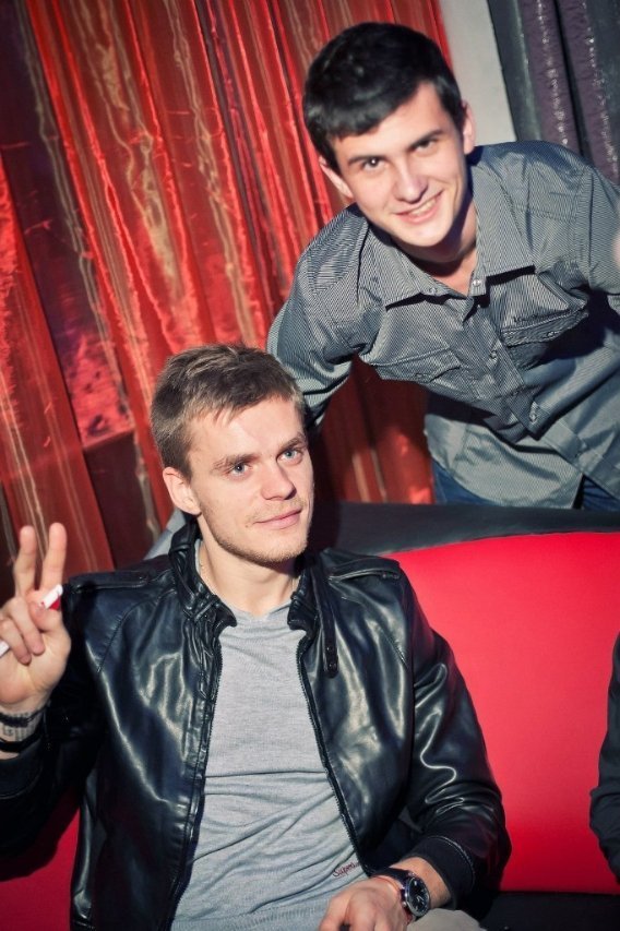 Красунчик Олексій Бабир (зліва) показує символ миру  