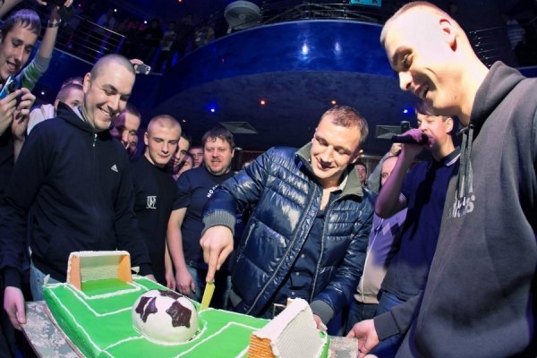 Сімінін розрізає торт 