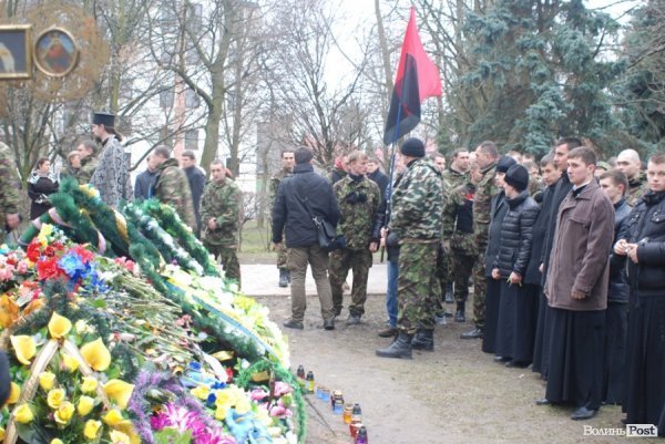 Луцьк сумує: хода до могили Героя Майдану. ФОТО