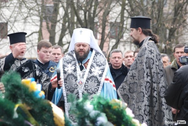 Луцьк сумує: хода до могили Героя Майдану. ФОТО