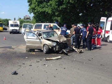 ДТП на перехресті Мамсурова-Боженка: водія діставали з автомобіля