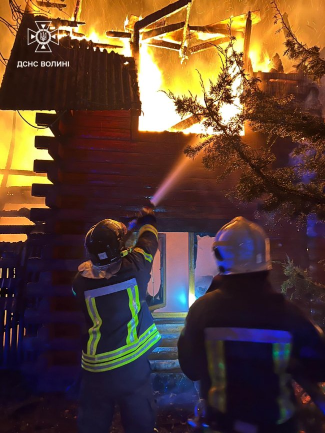 Поблизу Луцька горіло колишнє кафе: пожежу гасили майже 30 рятувальників. ВІДЕО