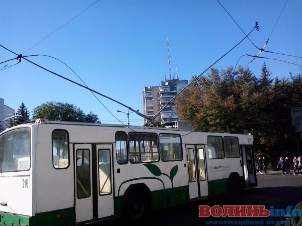 У Луцьку обірвалася лінія електропередач біля ЦУМа. ФОТО