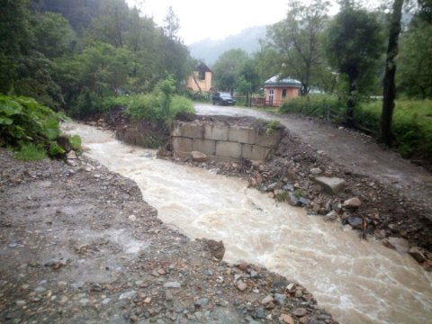 На Прикарпатті дощ розмив дорожній переїзд – «відрізані» сім сіл