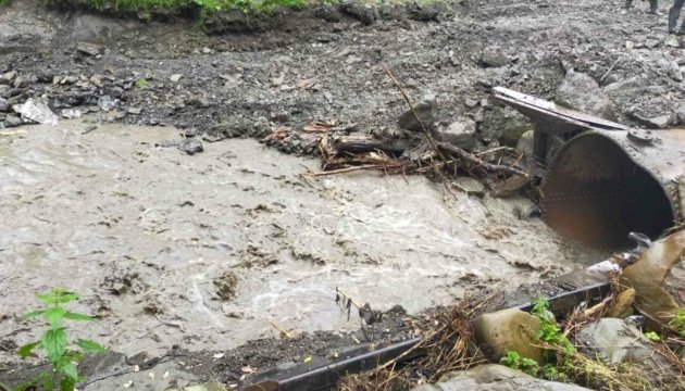 На Прикарпатті дощ розмив дорожній переїзд – «відрізані» сім сіл