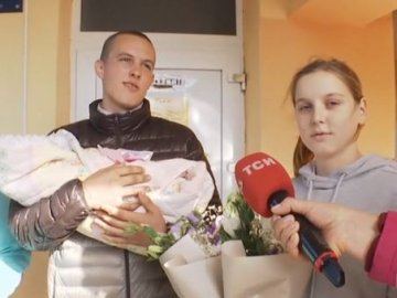На Чернігівщині 13-річна школярка народила дитину від 17-річного хлопця: як живе сім'я. ВІДЕО