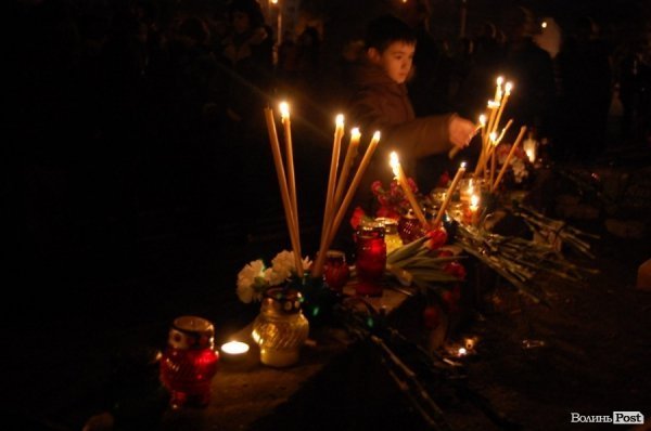 У Луцьку запалили свічки пам’яті за загиблими на Майдані. ФОТО