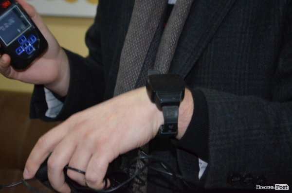 Гузю одягли електронний браслет. ФОТО. ВІДЕО