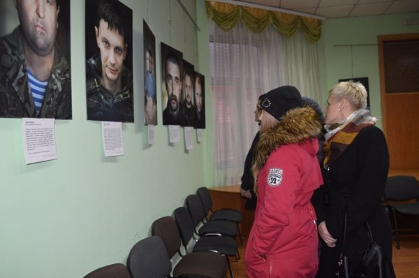 У Ковель привезли виставку портретів бійців