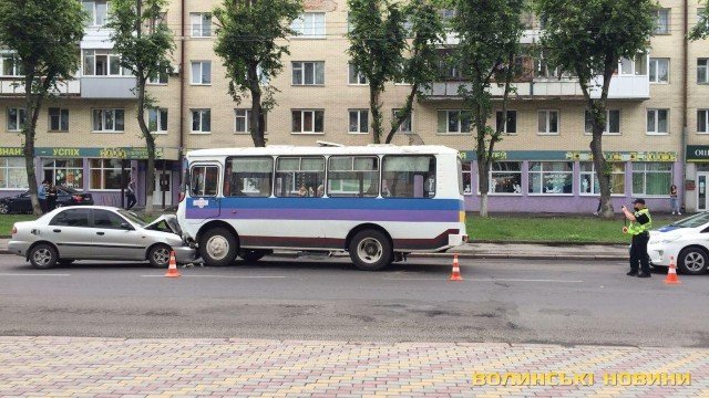 У Луцьку зіткнулись автобус  та легковик: постраждало двоє людей