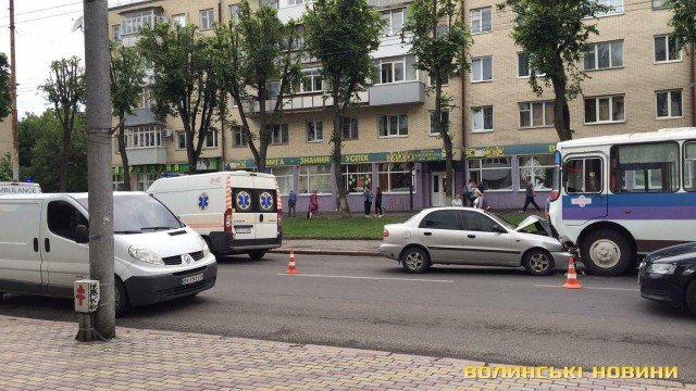 У Луцьку зіткнулись автобус  та легковик: постраждало двоє людей