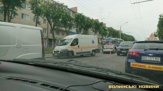 У Луцьку зіткнулись автобус  та легковик: постраждало двоє людей