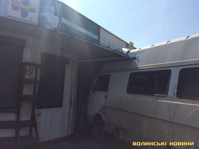 Аварія у Луцьку: бус в'їхав у контейнер на Варшавському ринку