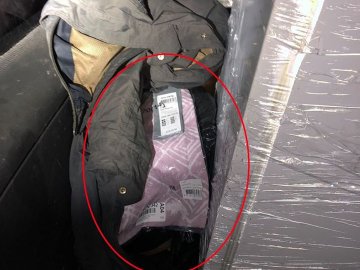 На волинському митному посту в автівці знайшли незаконний одяг. ФОТО