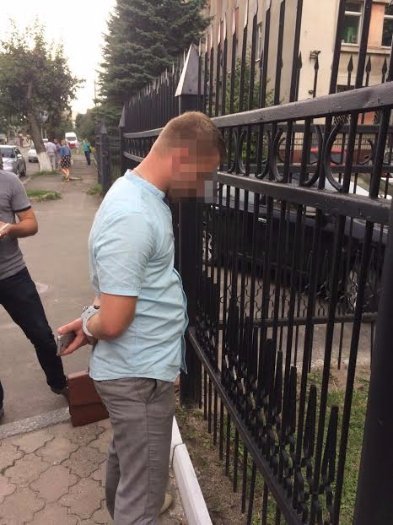 Слідчого Луцького міськвідділу зловили на хабарі. ФОТО