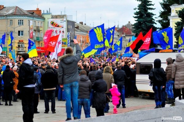 Віче на луцькому Майдані. ФОТО