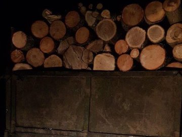 Поміж дровами волинянин заховав крадені дуби: і деревину, і автомобіль вилучили