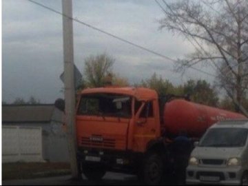 На Волині КамАЗ в'їхав у електроопору