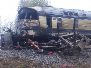Жахлива ДТП на Вінничині: потяг зіткнувся з вантажівкою. ФОТО