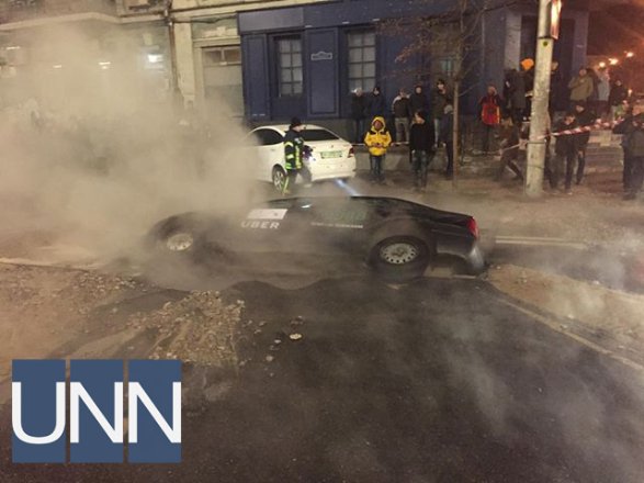 У Києві автівка провалилась під землю. ФОТО