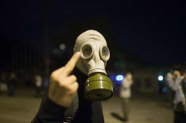 10. Учасник протесту на площі Таксим у Стамбулі, Туреччина. Травень 2013