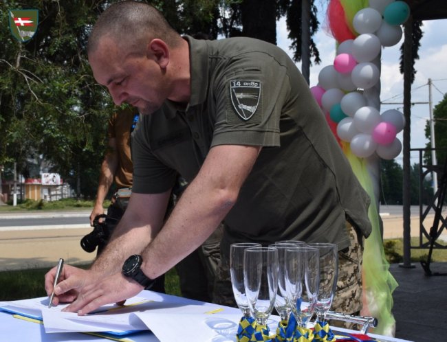 У волинській бригаді, яка воює на передовій, відгуляли подвійне весілля. ФОТО