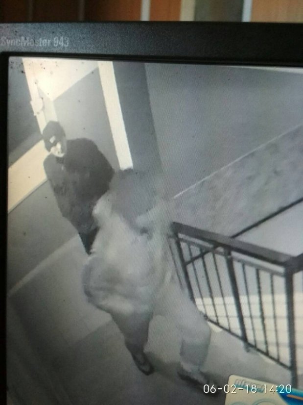 На Волині поліція розшукує чоловіків, які обікрали магазин. ФОТО