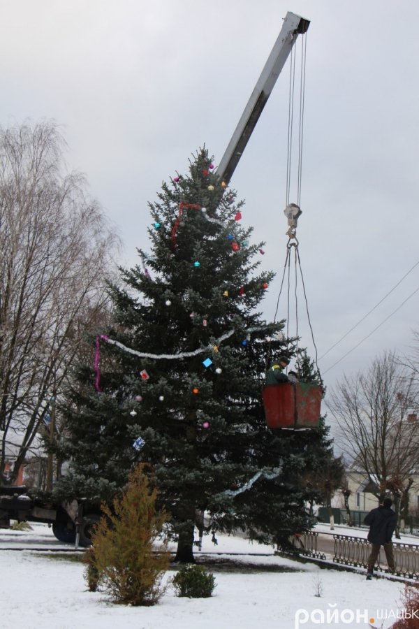 У Шацьку прикрасили головну ялинку