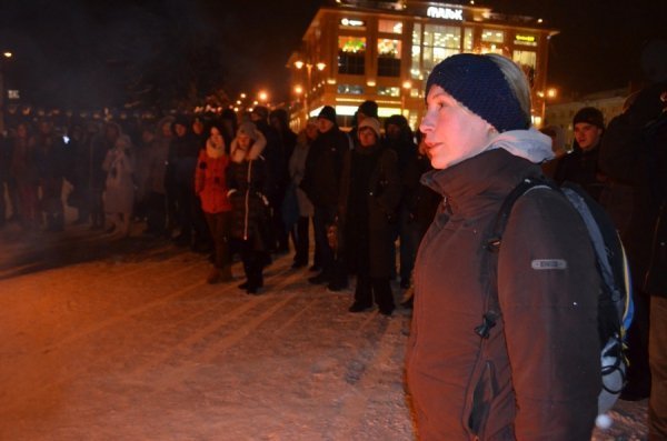 У центрі Луцька на честь Героїв Крут палав тризуб. ФОТО. ВІДЕО
