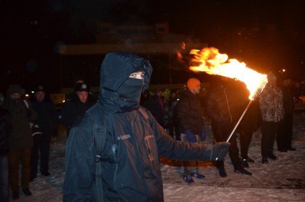 У центрі Луцька на честь Героїв Крут палав тризуб. ФОТО. ВІДЕО