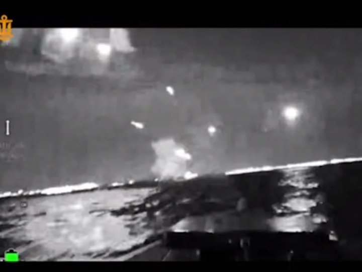 Українські моряки уразили катери РФ, які охороняли Керченський міст. ВІДЕО
