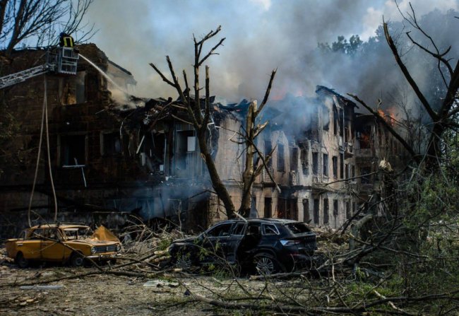 У Дніпрі кількість постраждалих від ракетної атаки збільшилася до 30. ФОТО