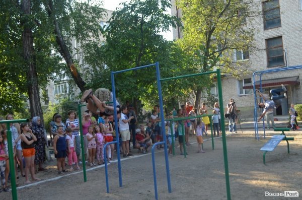 У луцьких дворах - нові спортивні майданчики. ФОТО