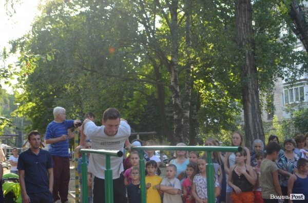 У луцьких дворах - нові спортивні майданчики. ФОТО