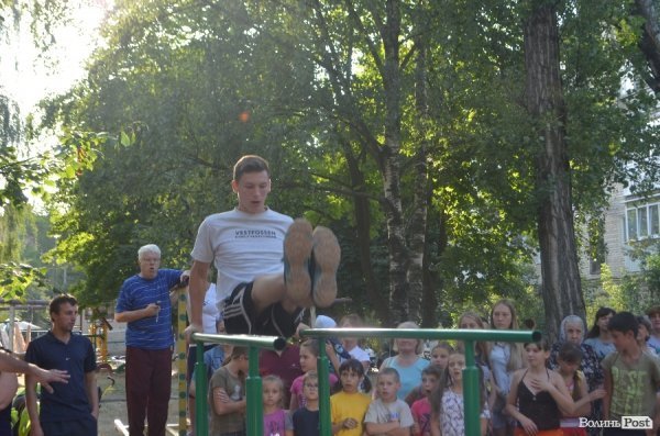 У луцьких дворах - нові спортивні майданчики. ФОТО