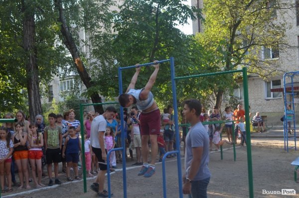 У луцьких дворах - нові спортивні майданчики. ФОТО