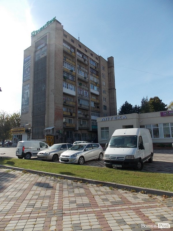 «Привид» у центрі Луцька можуть відремонтувати лише через рік. ФОТО