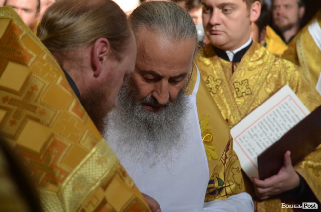 Килим із квітів та цілування рук: як у Луцьку зустріли Онуфрія. ФОТОРЕПОРТАЖ