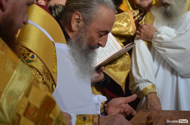 Килим із квітів та цілування рук: як у Луцьку зустріли Онуфрія. ФОТОРЕПОРТАЖ