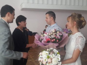 Радник міністра привітав ювілейну пару молодят в луцькому РАЦСІ. ФОТО