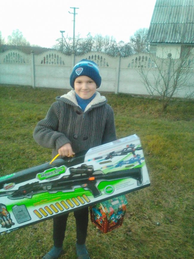 «Приємно зробити невеличке диво»: сину загиблого атовця вручили подарунок