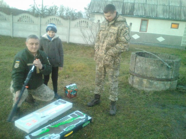 «Приємно зробити невеличке диво»: сину загиблого атовця вручили подарунок
