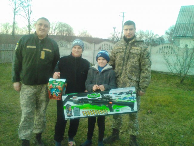 «Приємно зробити невеличке диво»: сину загиблого атовця вручили подарунок