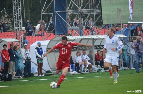У Луцьку Віталій Кварцяний вийшов на футбольне поле в амплуа футболіста.ФОТО